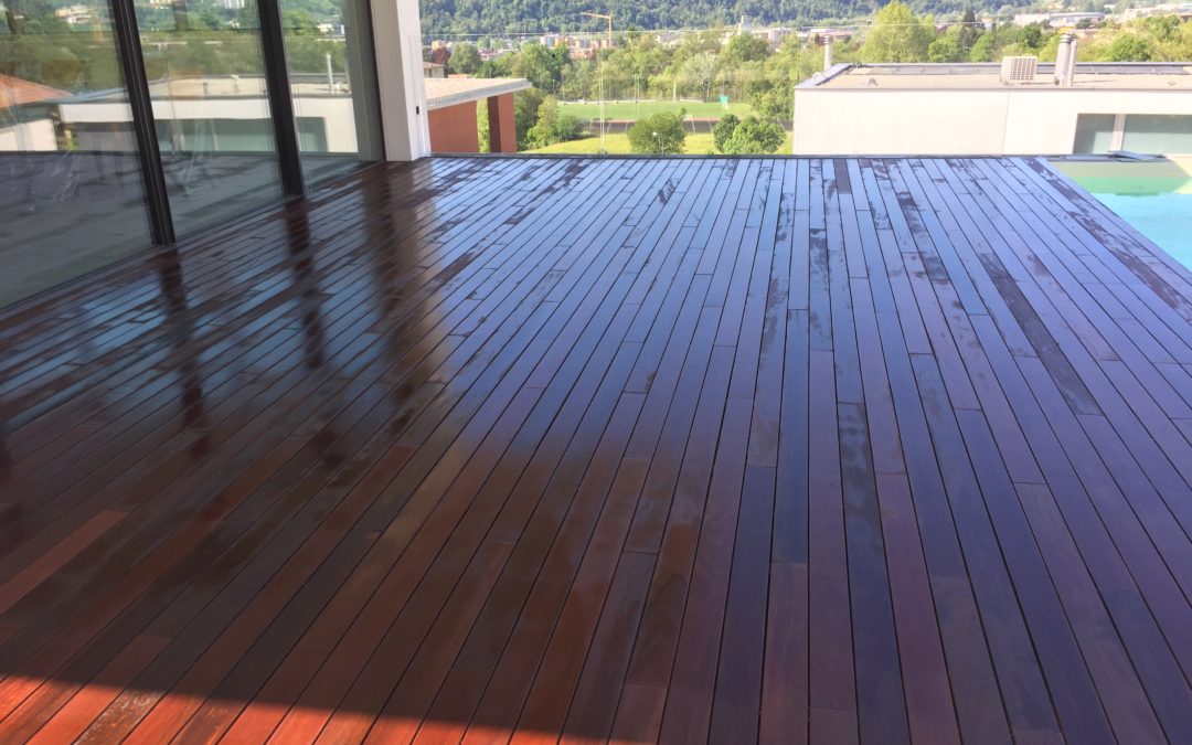 Terrazza bordo piscina in legno di ipe