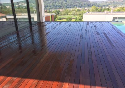 Terrazza bordo piscina in legno di ipe
